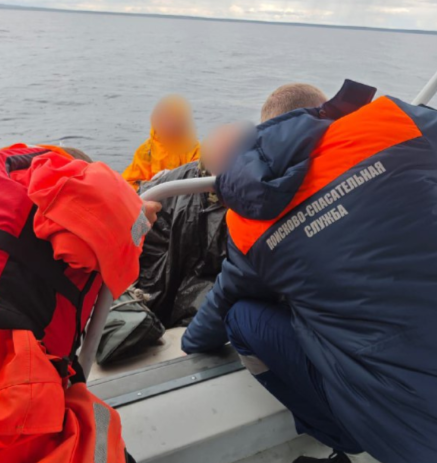 Спасатели обнаружили и высадили на берег семейную пару в лодке без мотора на Онежском озере