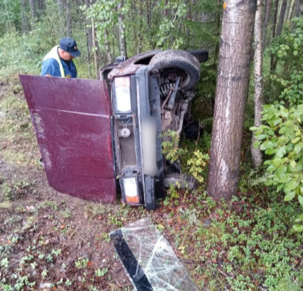 На трассе «Пушной — Беломорск» автомобиль ВАЗ 2107 съехал в кювет и перевернулся
