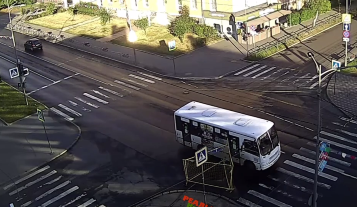 Маршрутка снесла ограждение в центре Петрозаводска