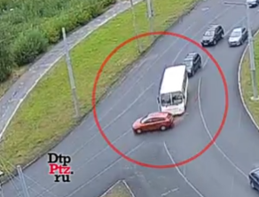 Автобус и легковушка не поделили дорогу в Петрозаводске