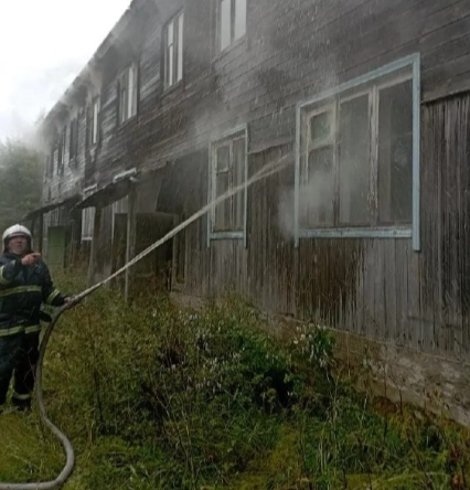 Пожар в восьмиквартирном доме в поселке Реболы ликвидирован без пострадавших