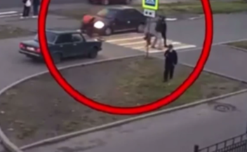 Курьера на велосипеде сбили в густонаселенном районе Петрозаводска