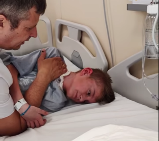 Мальчик, которого укусил клещ в Карелии, начал двигаться во время реабилитации