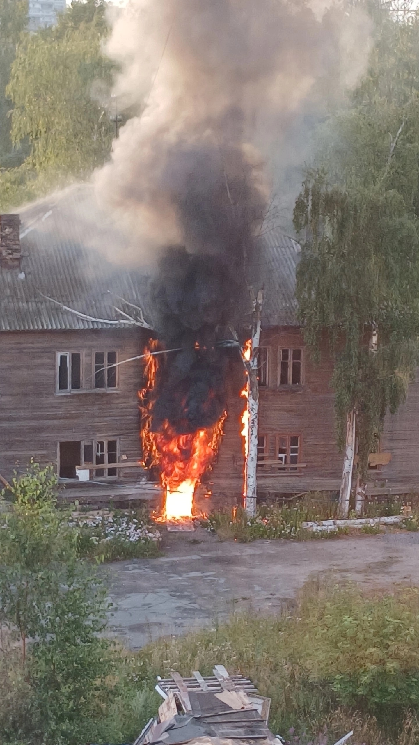 Девять огнеборцев тушили полыхавшую двухэтажную расселенку в Петрозаводске