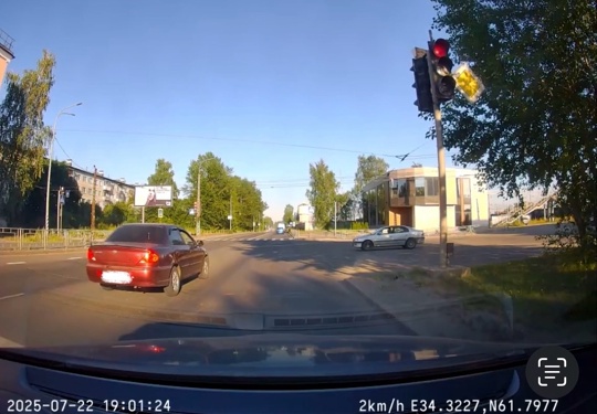 ГАИ Петрозаводска установила личность водителя, который проехал на красный