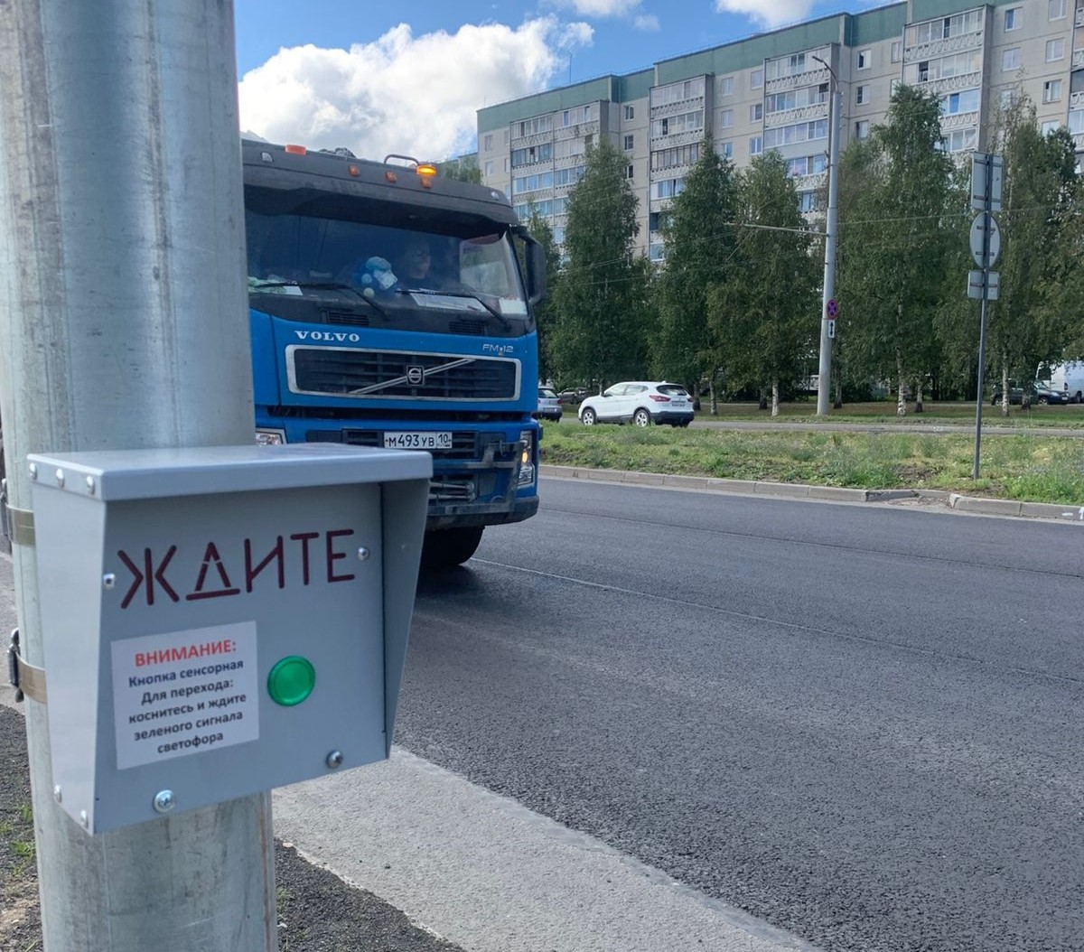 На Лесном проспекте Петрозаводска установили новый светофор с кнопкой для пешеходов