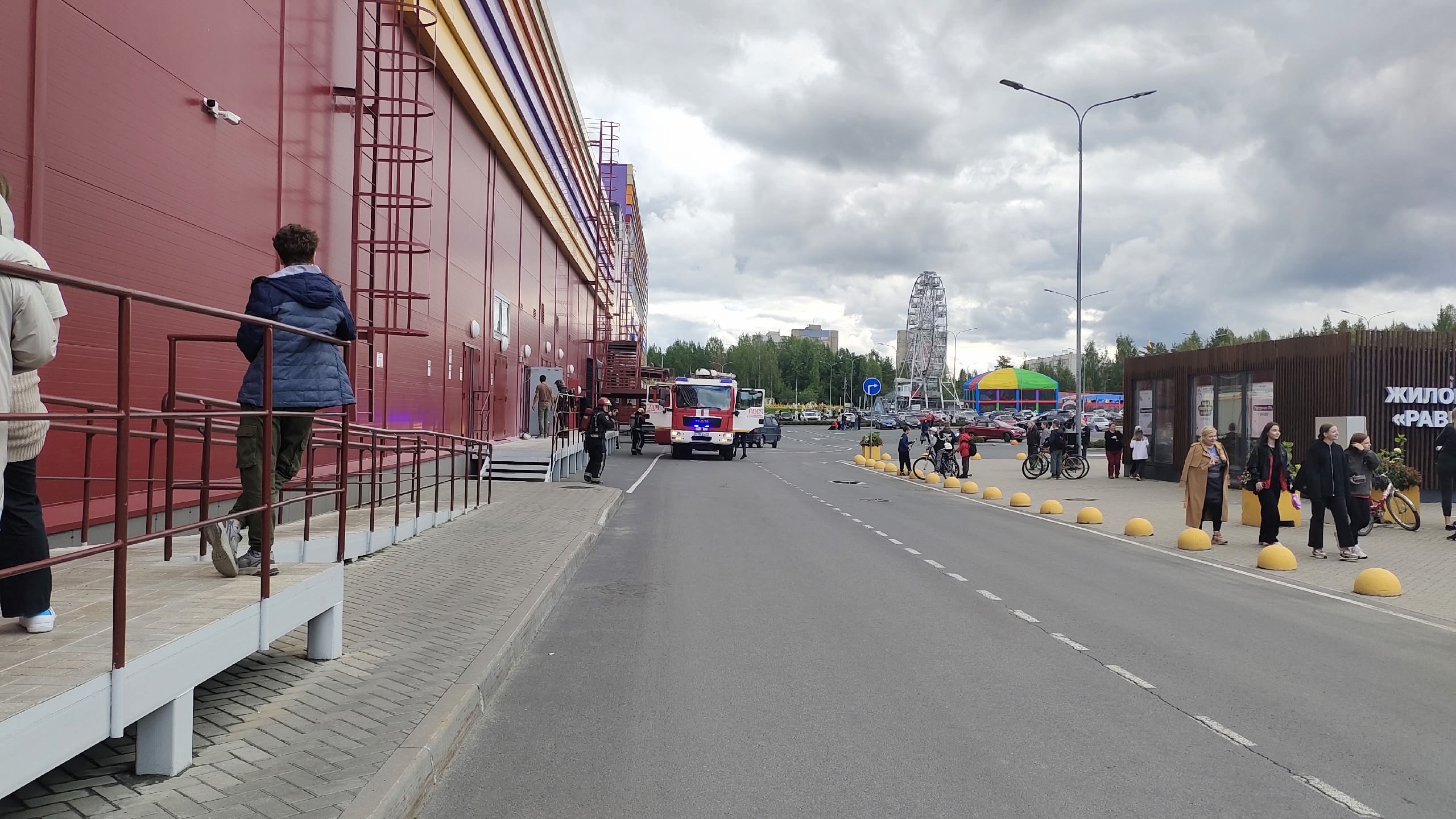 «Пахнет горелым пластиком»: появились фото с места эвакуации «Лотос Плазы» в Петрозаводске