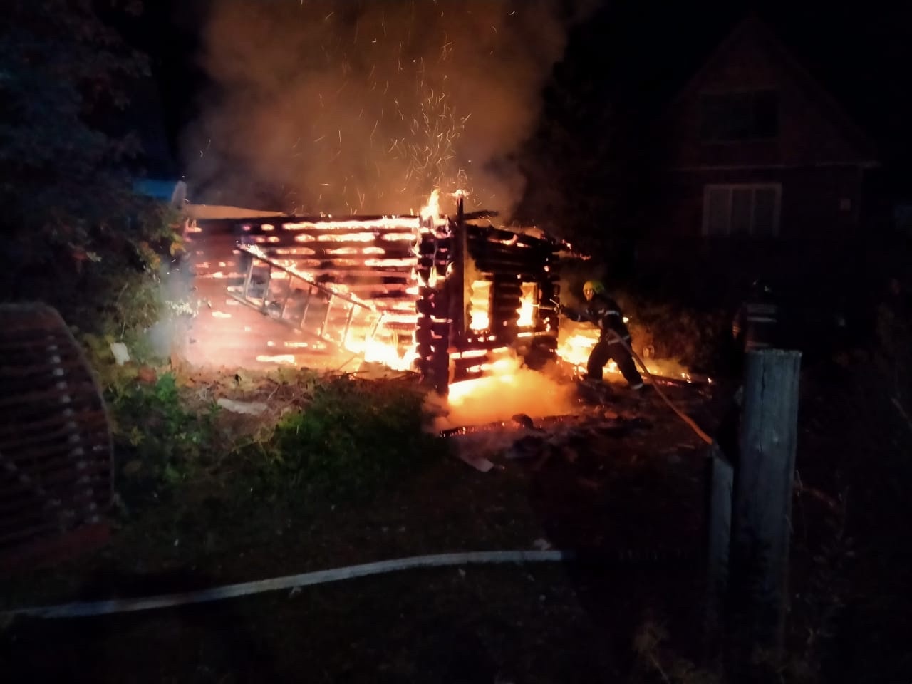 Баня сгорела ночью в Прионежье, другие постройки спасли