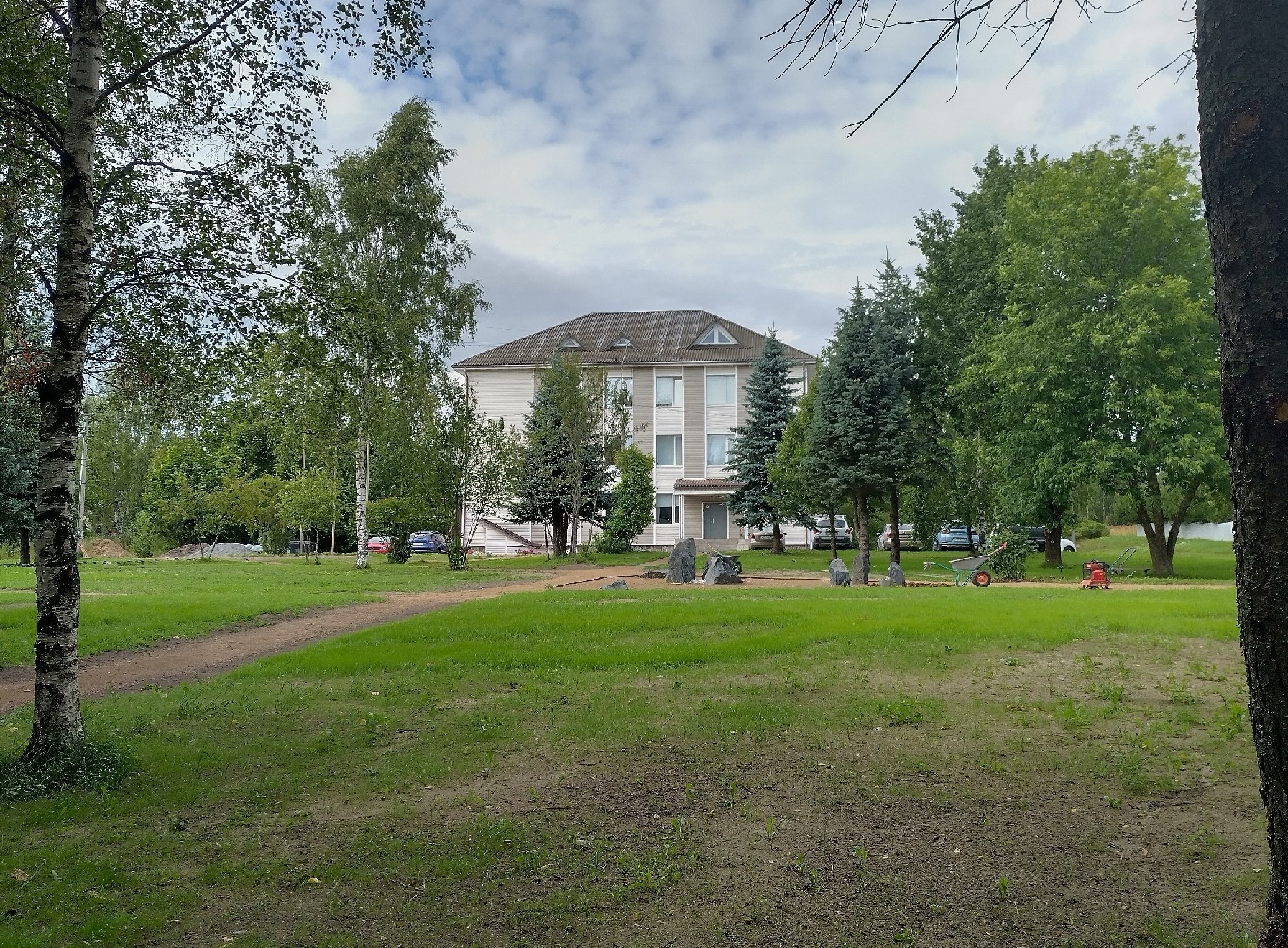 Компания «Ладенсо» и горожане благоустраивают Питкяранту