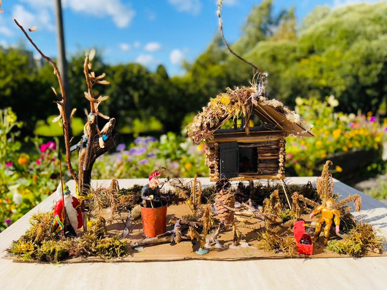 В Олонце мужчина превращает шишки и бумагу в сказочные миры