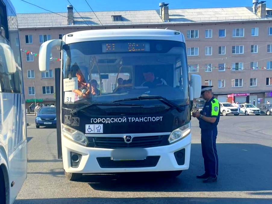 В Петрозаводске выявили пять нарушений при проверке автобусов