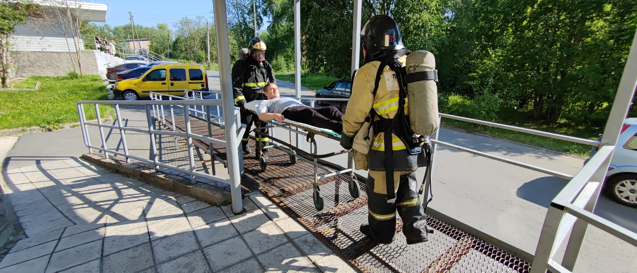 Спасатели отработали эвакуацию лежачего пациента из Кемской ЦРБ