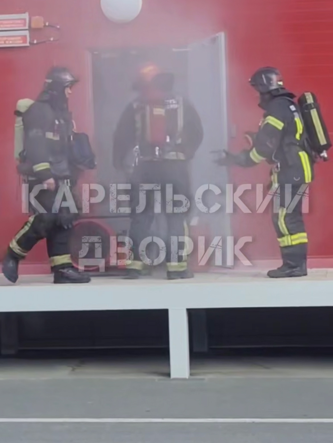 Задымление в «Лотос Плазе»: работают спасатели