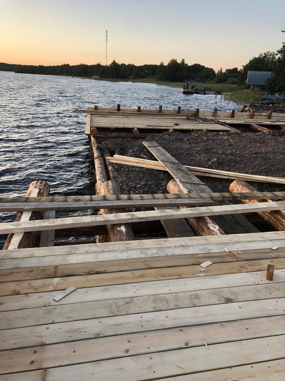 Известный российский биатлонист помог обустроить причал в Карелии