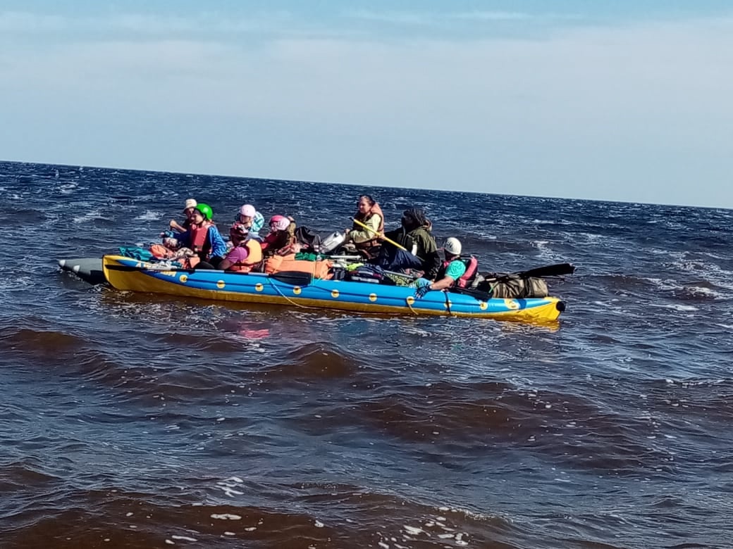 Инспекторы ГИМС завернули назад группу беспечных туристов, которые с детьми вышли в опасный поход по Белому морю