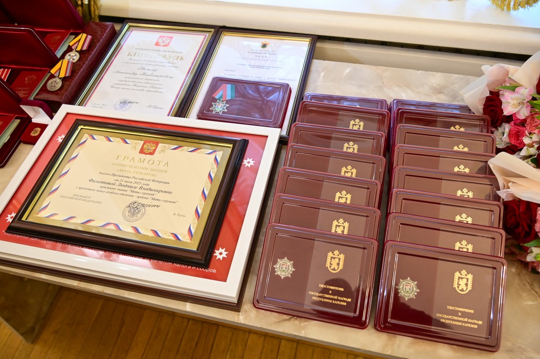 В День российского флага Артур Парфенчиков вручил государственные награды отличившимся жителям Карелии