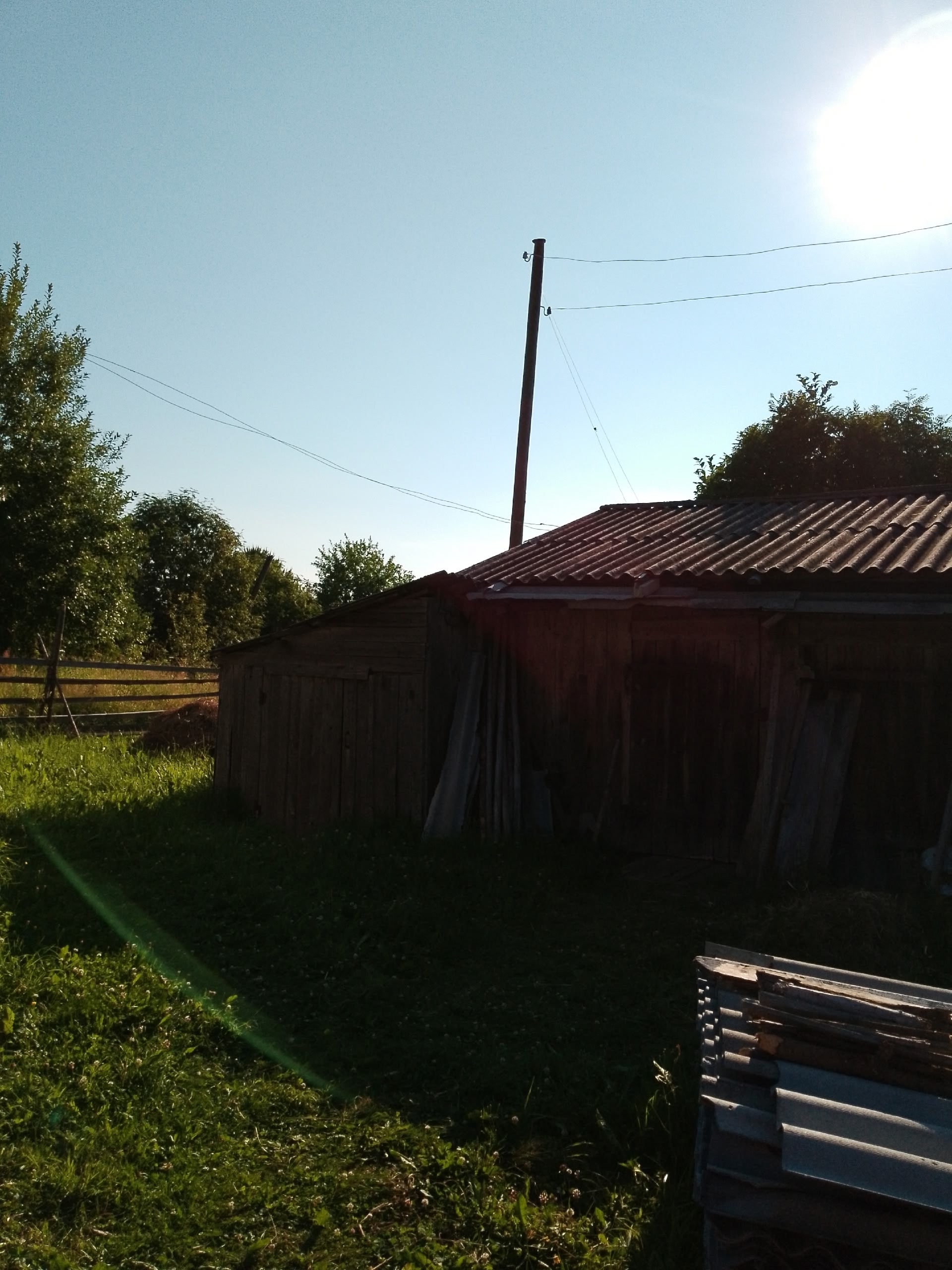 В Карелии пенсионер боится пожара из-за накренившейся опоры ЛЭП