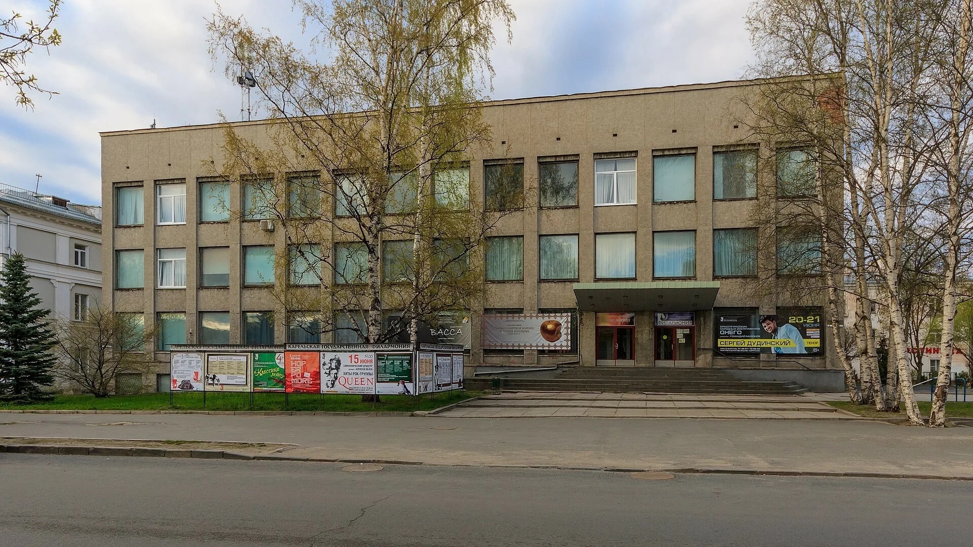 Петрозаводчане возмутились запущенному виду Карельской филармонии