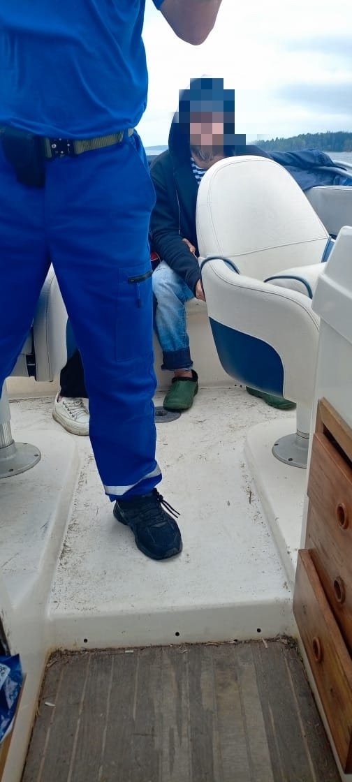 Спасатели-общественники вывезли с острова гостя Карелии, повредившего пилой руку