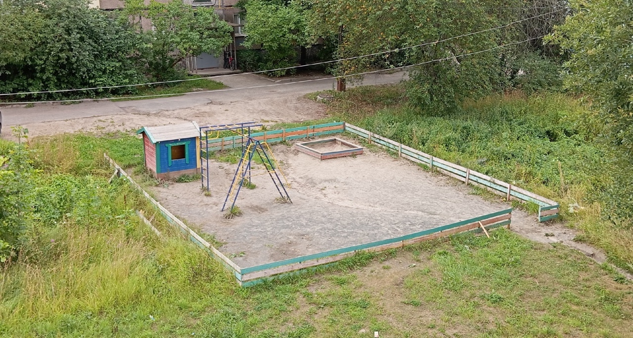 Петрозаводчанин вместе с детворой отремонтировал и очистил игровую площадку