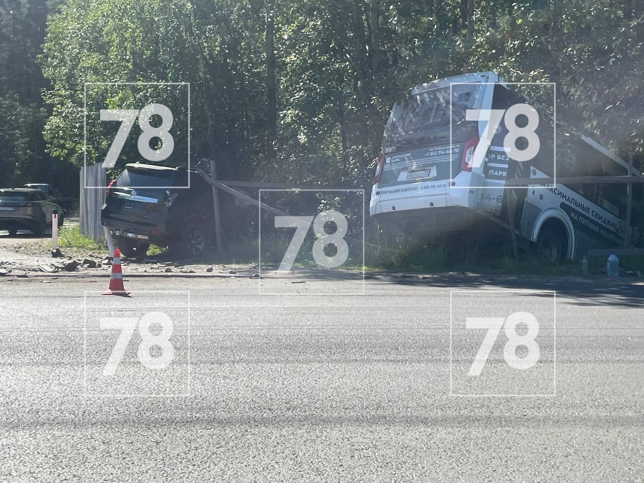 Автобус с пассажирами и внедорожник вылетели в кювет после столкновения с рядом с Карелией