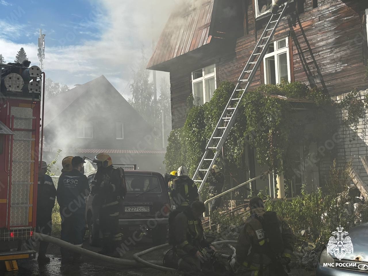 Три десятка огнеборцев Карелии тушат пожар в отдаленном районе Петрозаводска