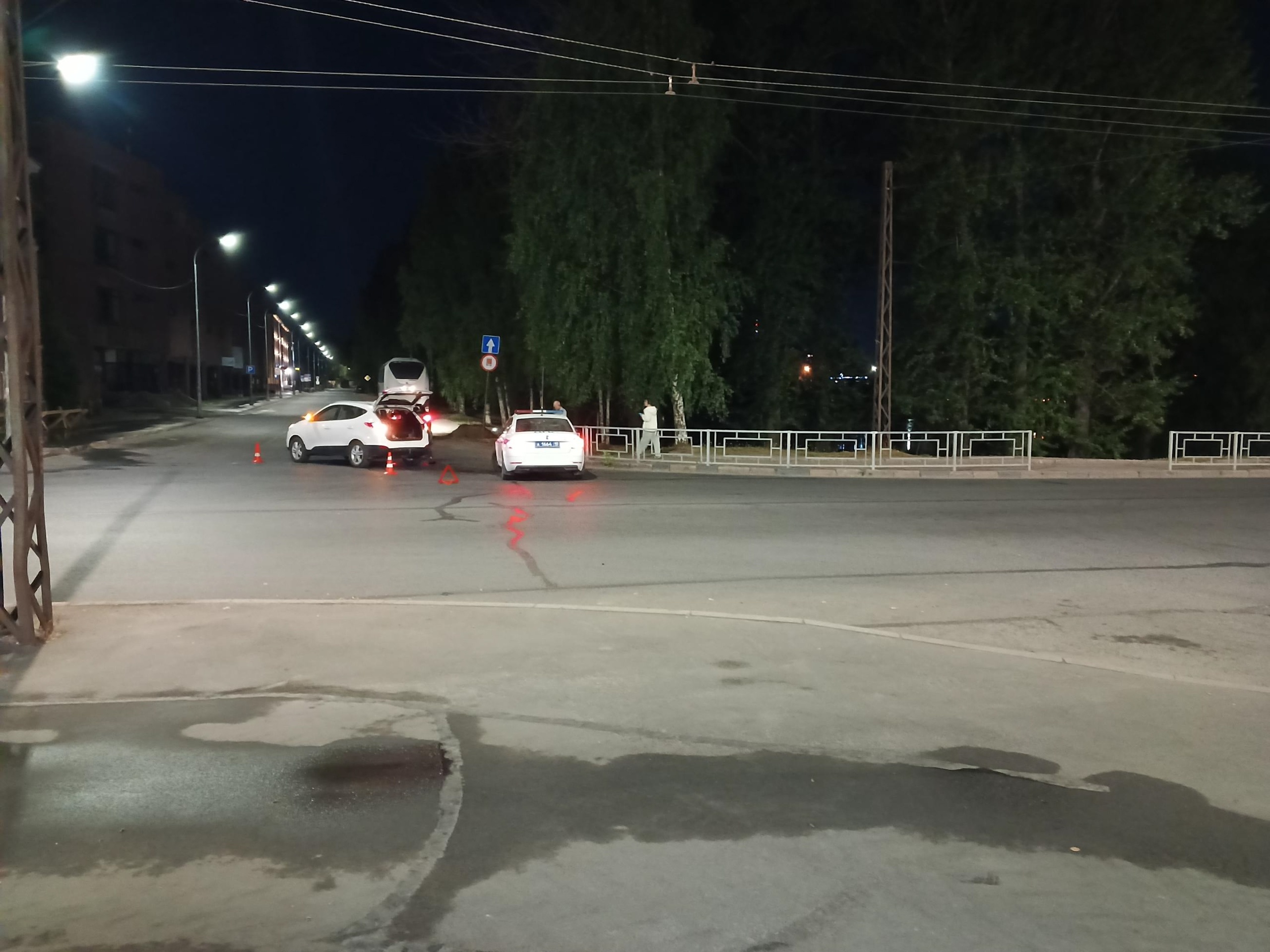 «Как можно не увидеть?»: на пустой ночной дороге автомобиль снес велосипедистку в одном из районов Петрозаводска