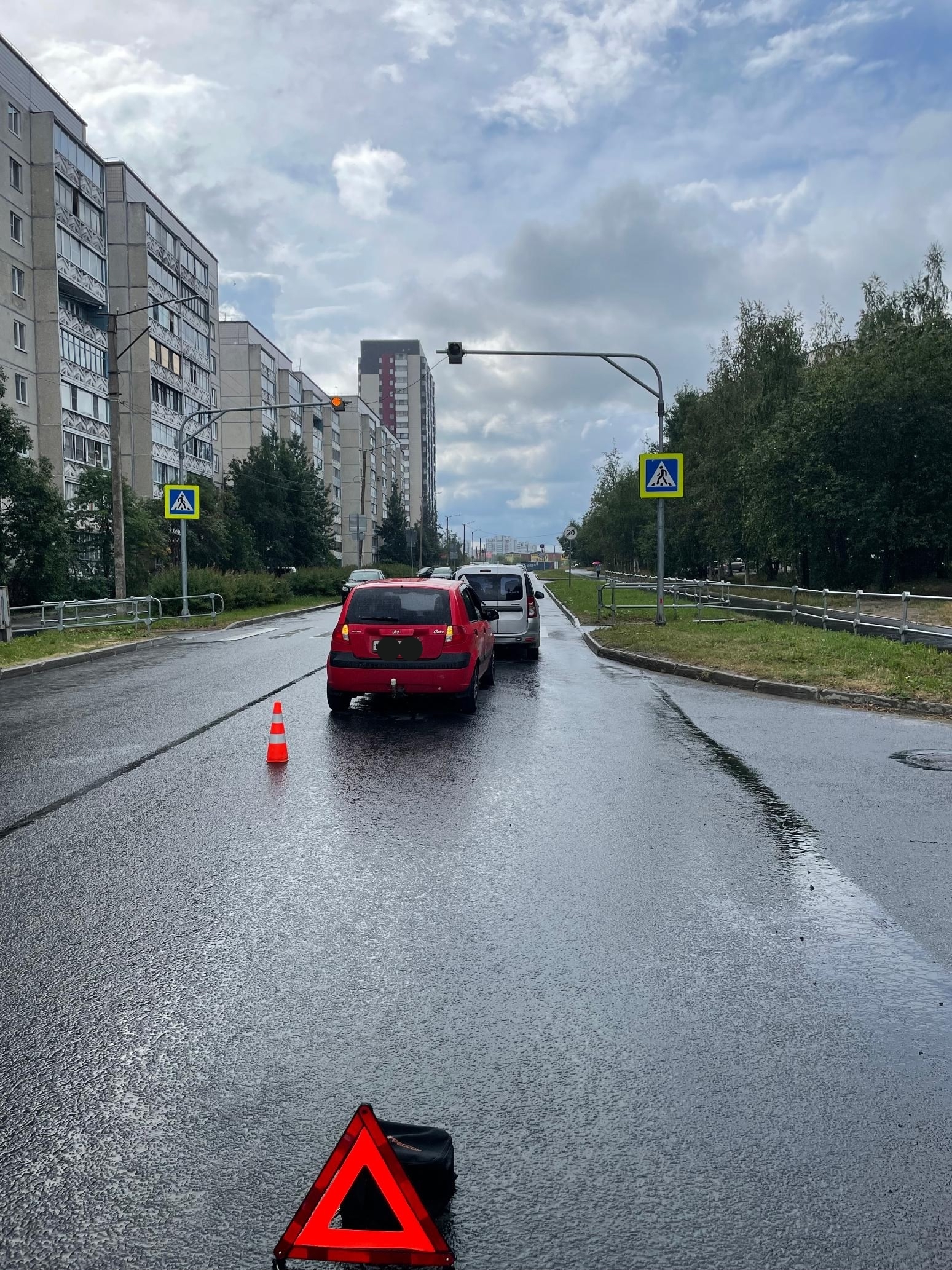 Автоледи отвлеклась на дороге и врезалась в остановившуюся перед «зеброй» машину в Петрозаводске