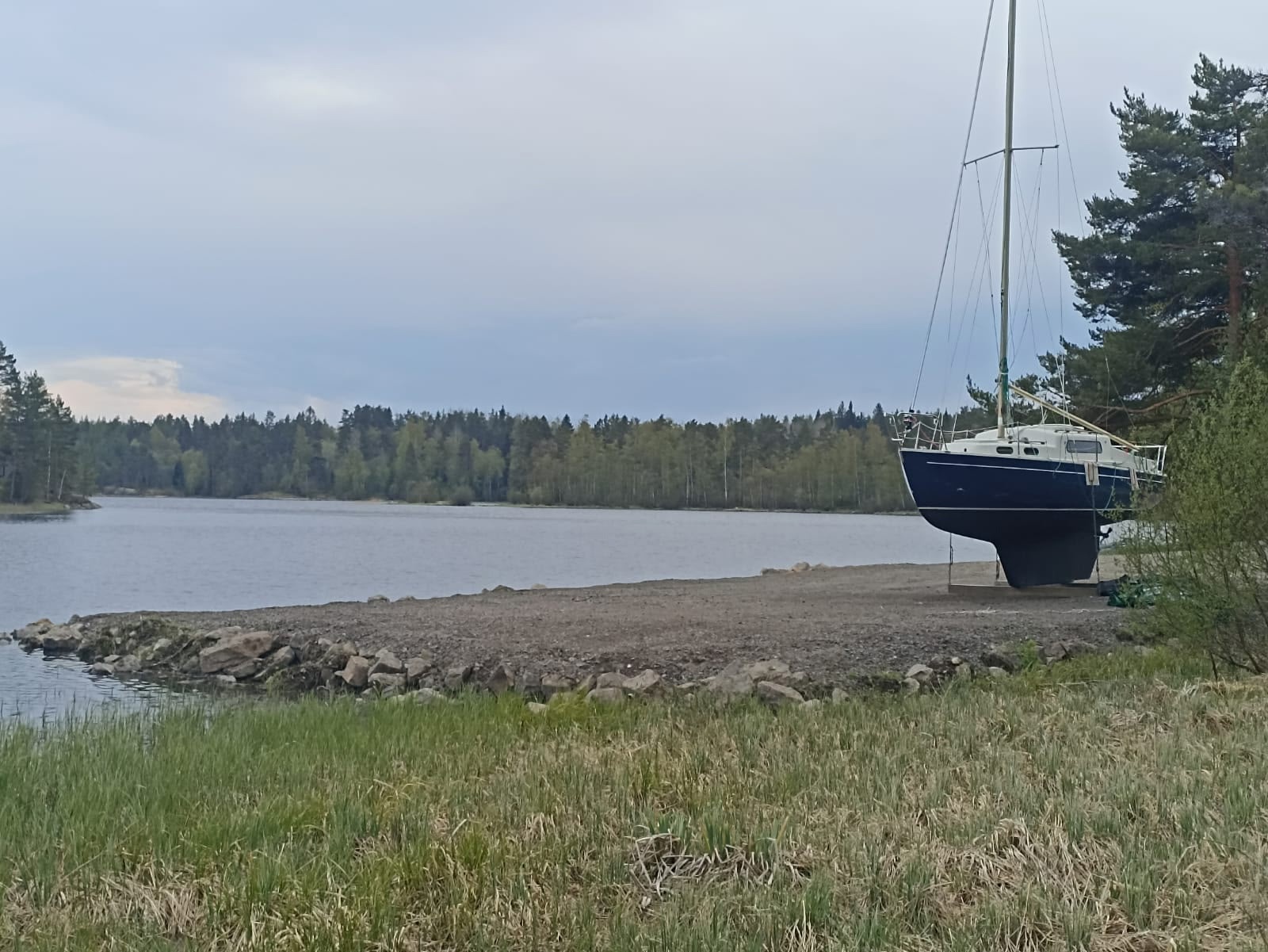 Неизвестный создал пляж на берегу Ладожского озера