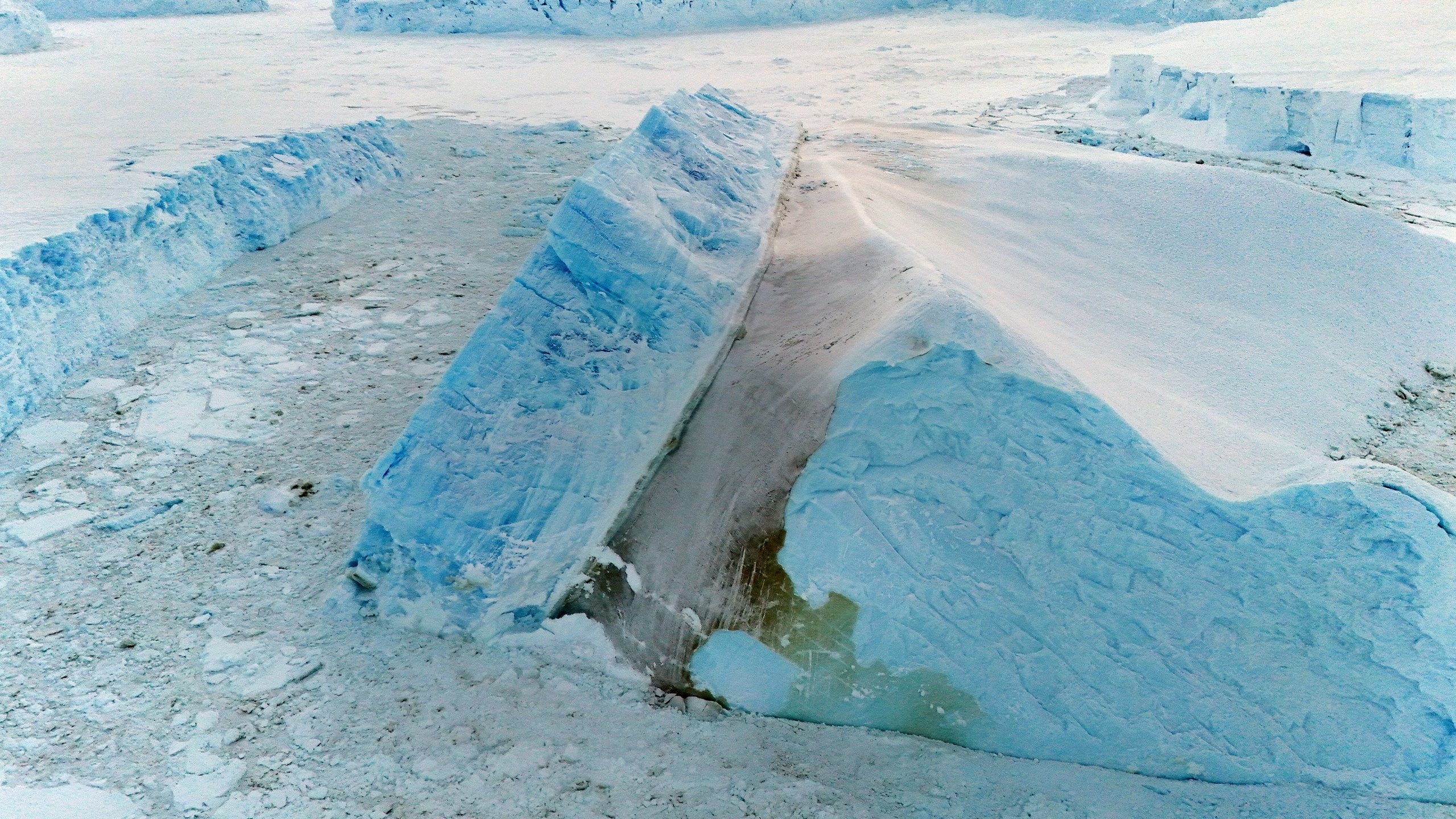 Антарктический айсберг показал свои глубины