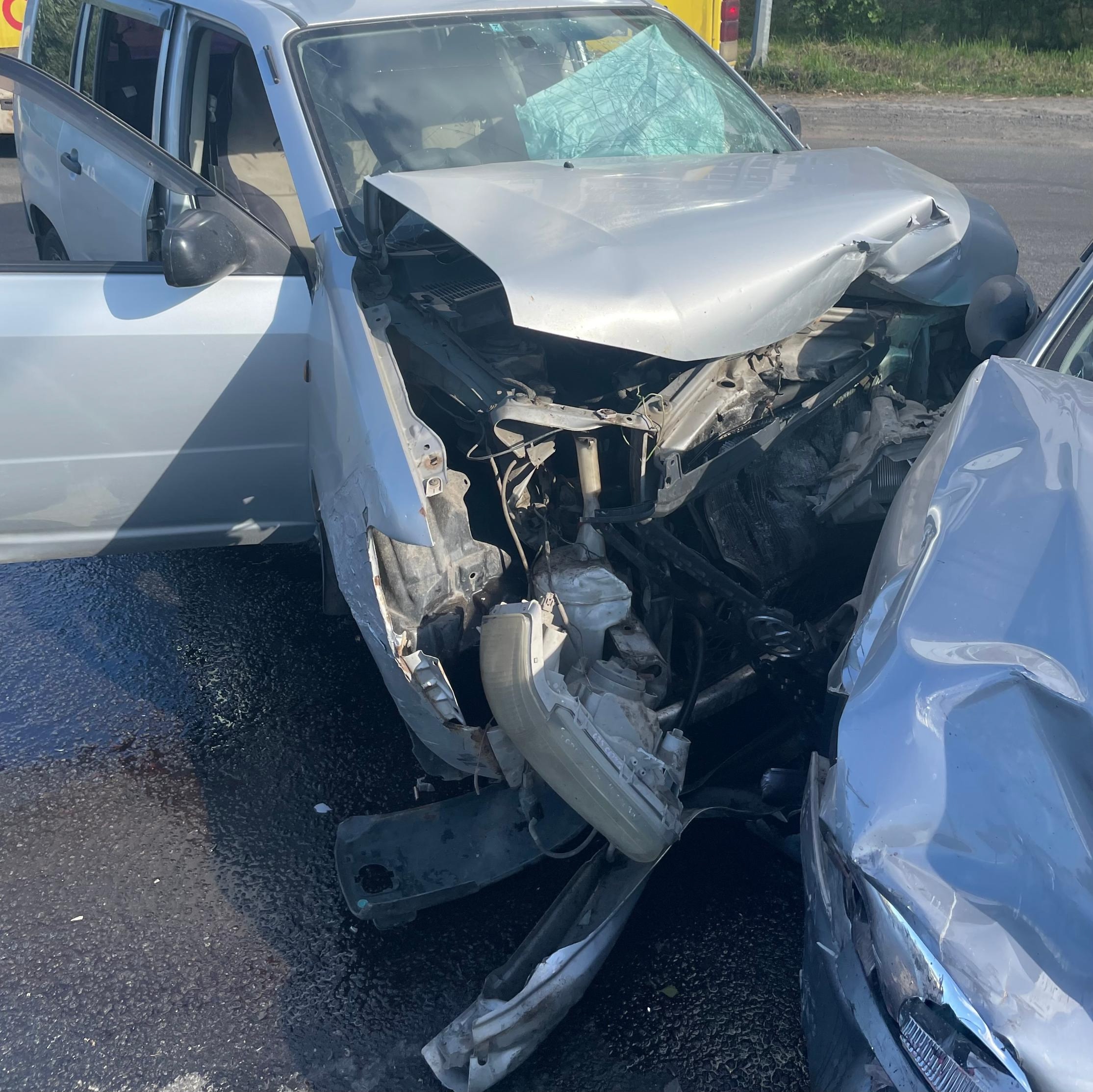 Покореженные машины, задымившаяся иномарка, двое пострадавших: автомобили жестко столкнулись в Петрозаводске
