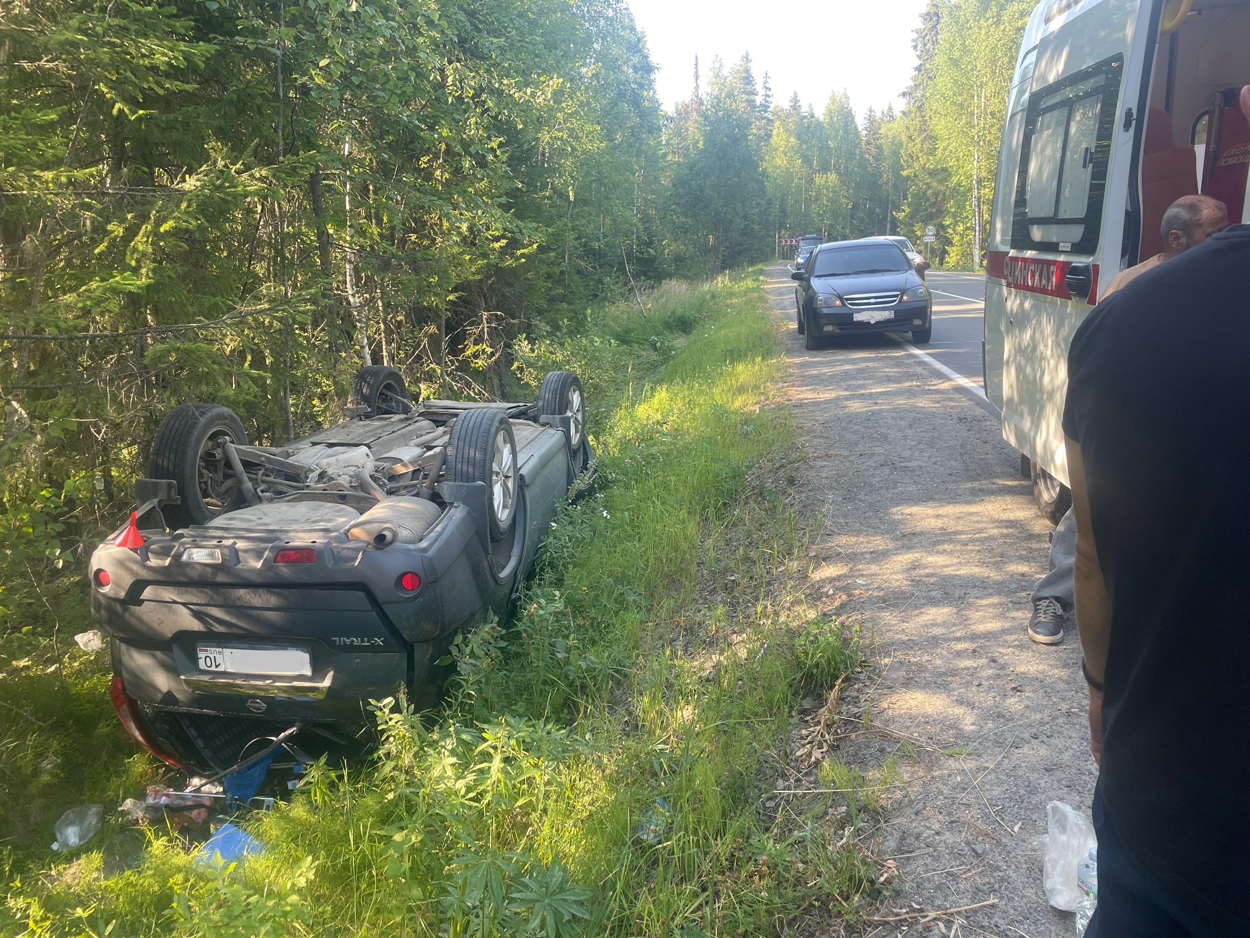 Легковой автомобиль лег на крышу перед поворотом на Шапшезеро
