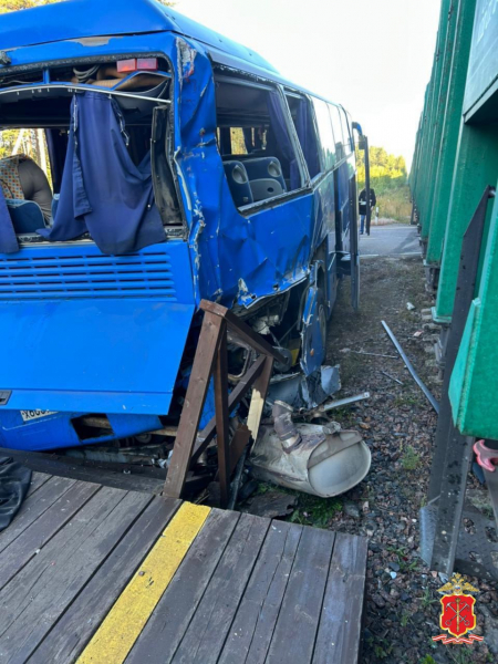 Уголовное дело возбудили после столкновения туристического автобуса и поезда на перегоне «Олонец - Лодейное Поле»