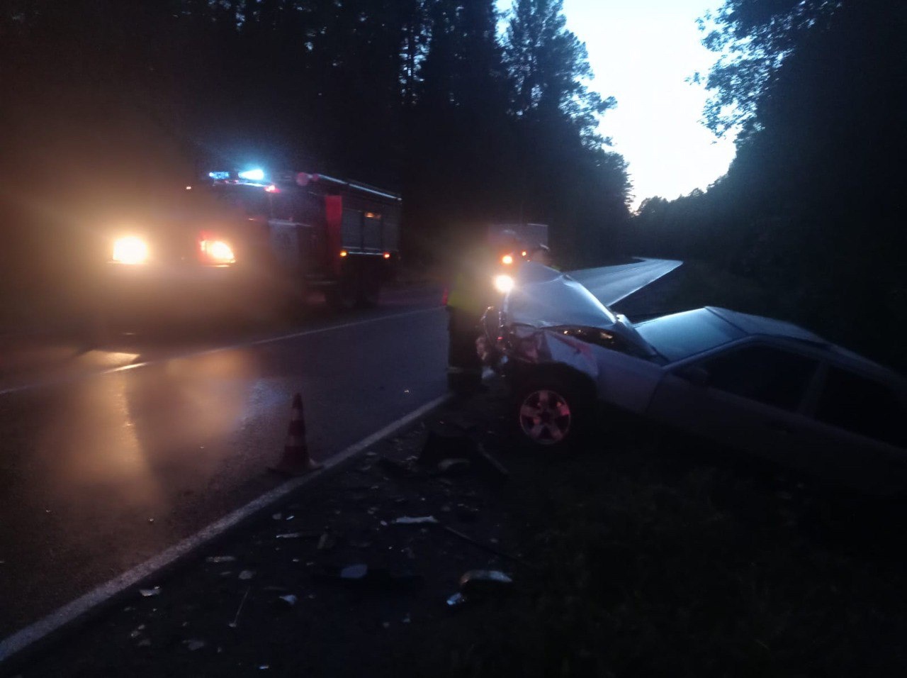 После лобового столкновения машины вылетели в кювет под Петрозаводском