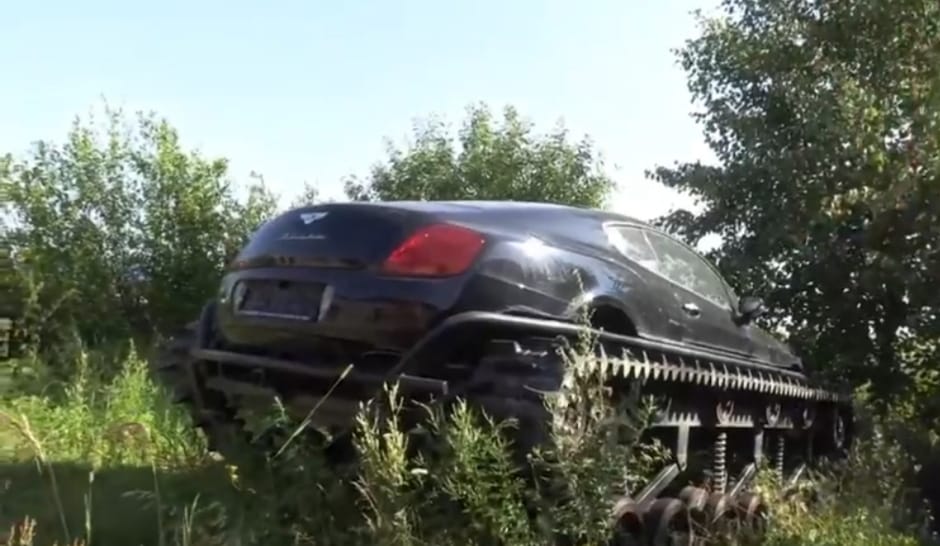 Bentley на гусеницах обнаружили полицейские Санкт-Петербурга во время рейда