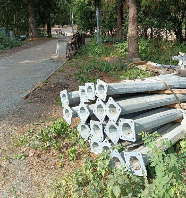 В парке Беличий Остров на Кукковке устанавливают новые опоры освещения