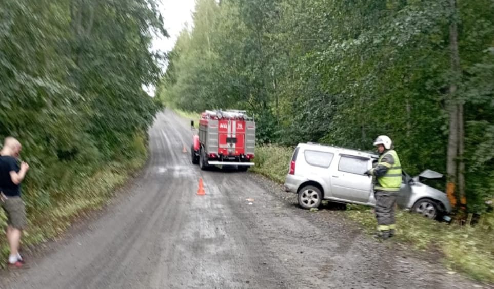 Есть пострадавшие: недалеко от Петрозаводска авто влетело в дерево
