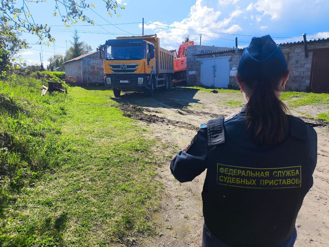 44 штрафа и 150 тысяч рублей за снос сарая оплатит должник, потому что построил его на территории охранной зоны