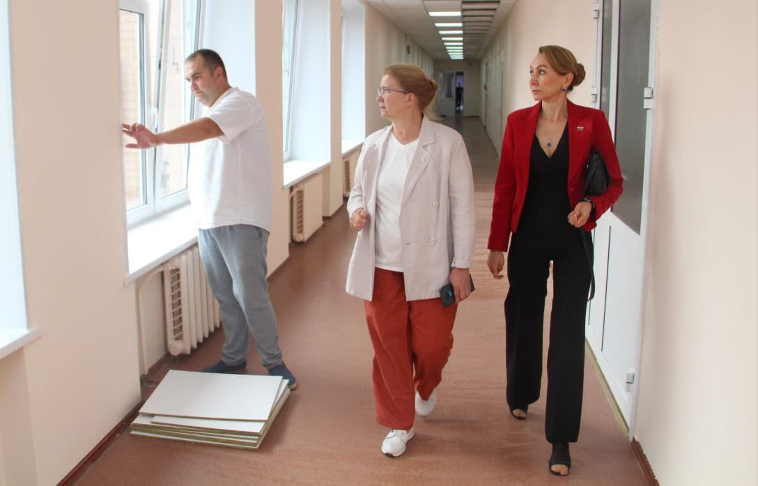 В Петровском дворце установили 18 новых окон