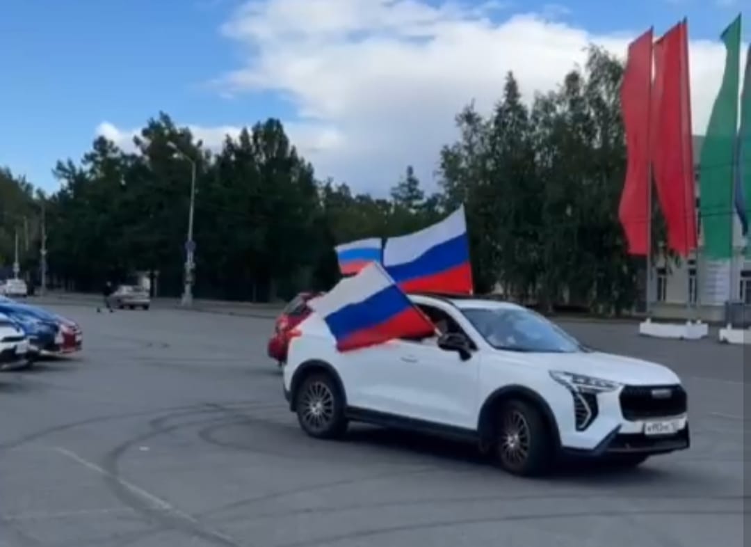 Автоледи на белых, синих и красных машинах проехали по Петрозаводску в честь Дня российского флага