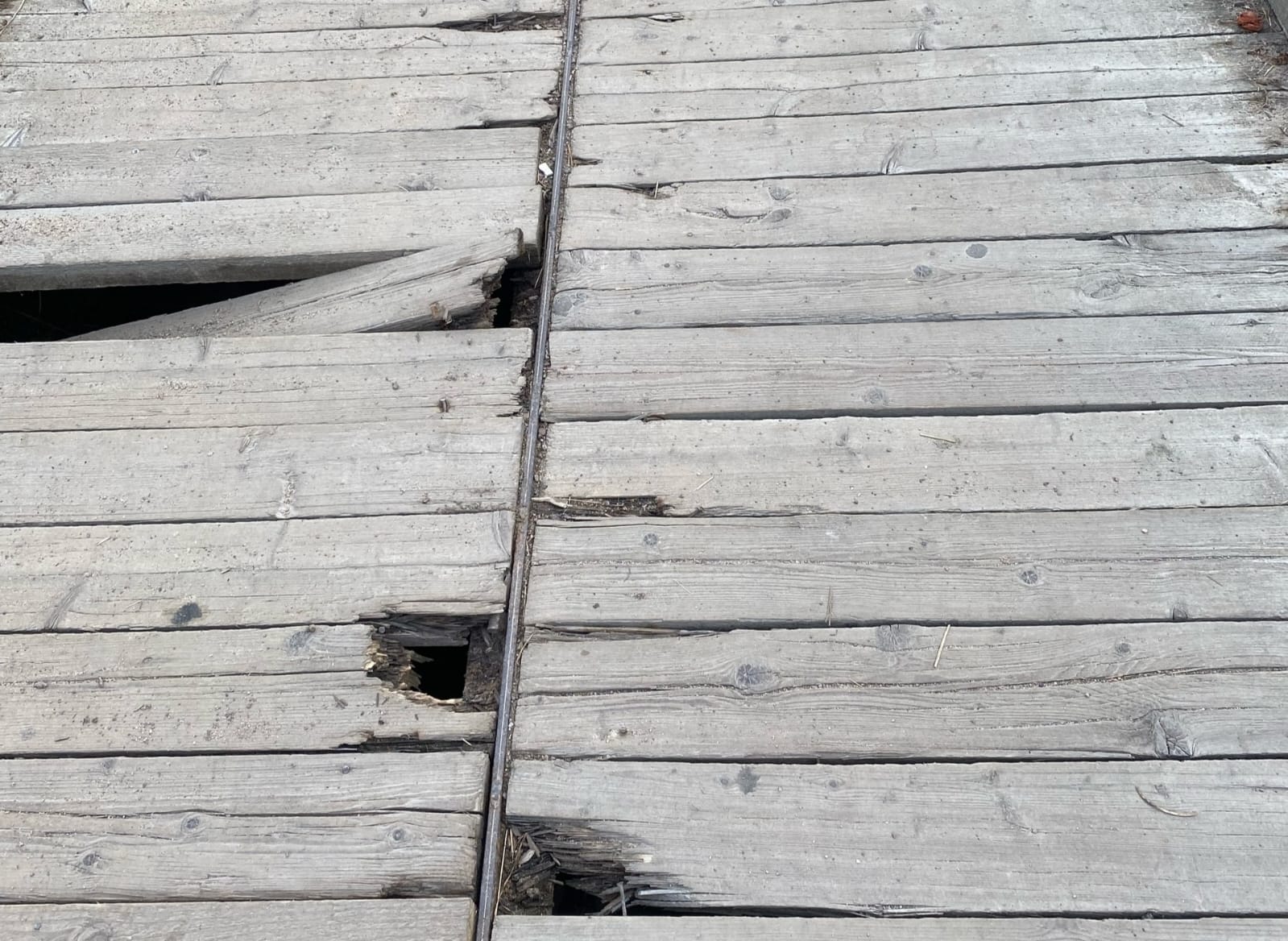 Жители Лахденпохья попросили Роспотребнадзор и прокуратуру Карелии обратить внимание на аварийное состояние моста