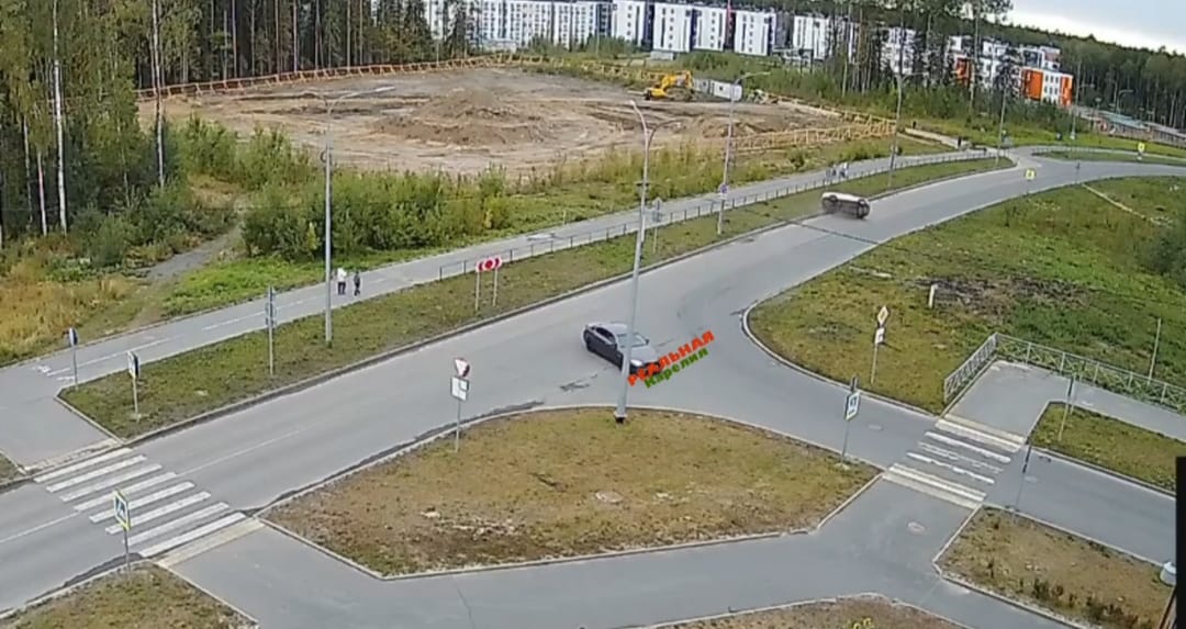 Автомобиль жестко покувыркался посреди дороги в Петрозаводске