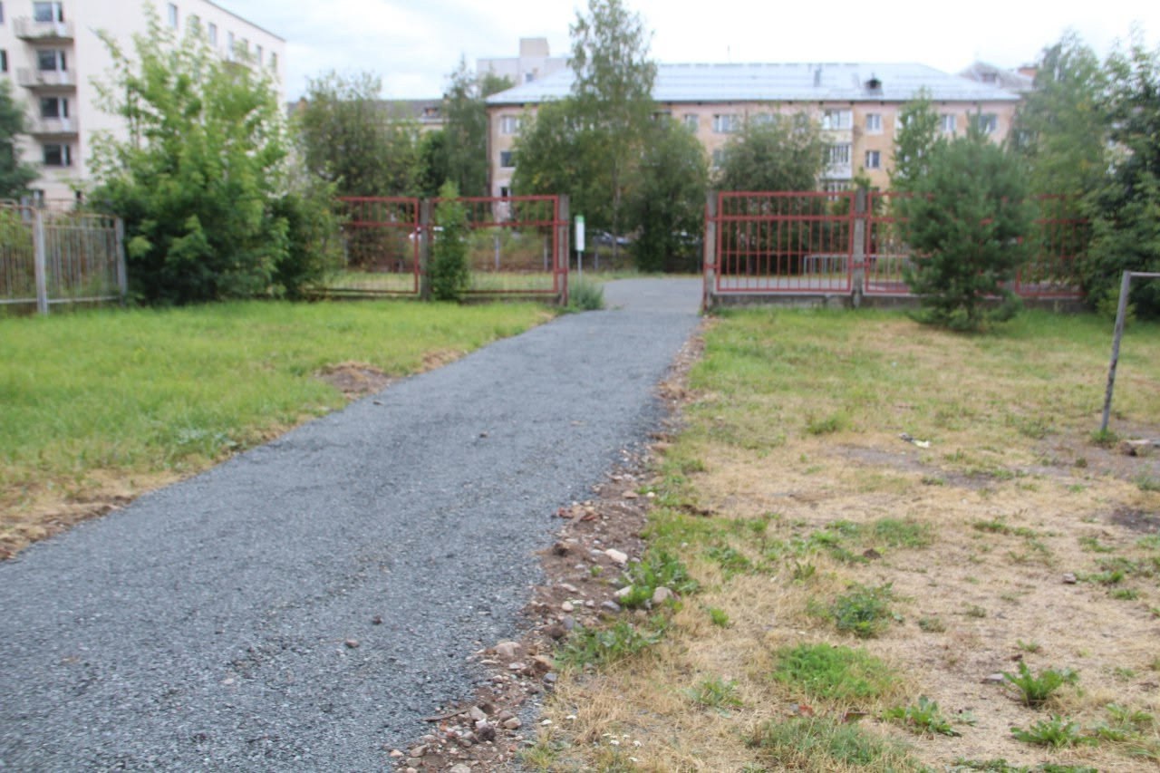 В петрозаводской школе № 10 отремонтировали дорожку и выровняли ямы