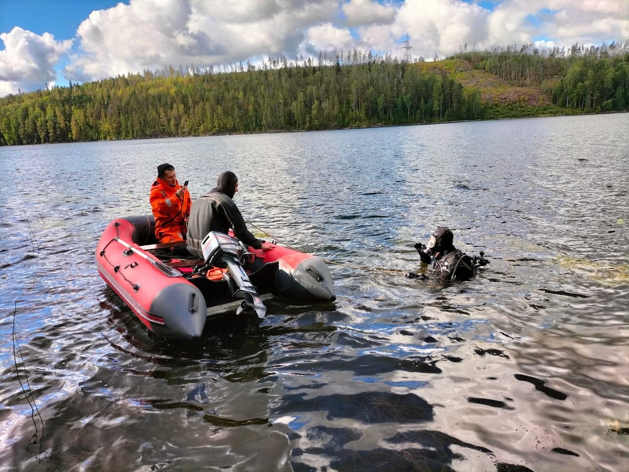 Карельские спасатели продолжают искать пропавшего рыбака на озере Пертозеро