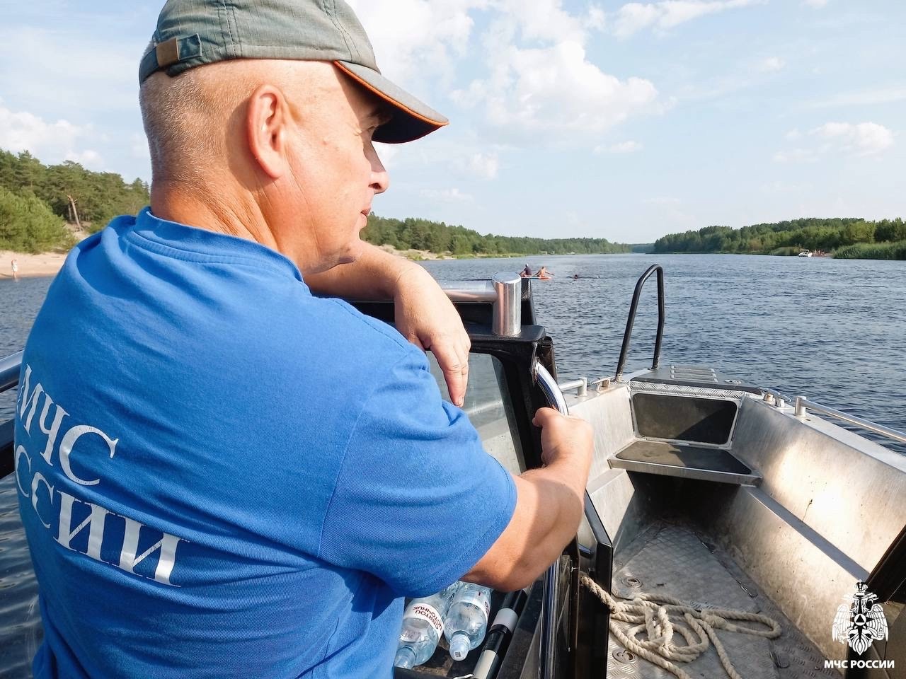 Туристы покоряли высокие волны: сотрудники МЧС предотвратили несчастный случай в Белом море