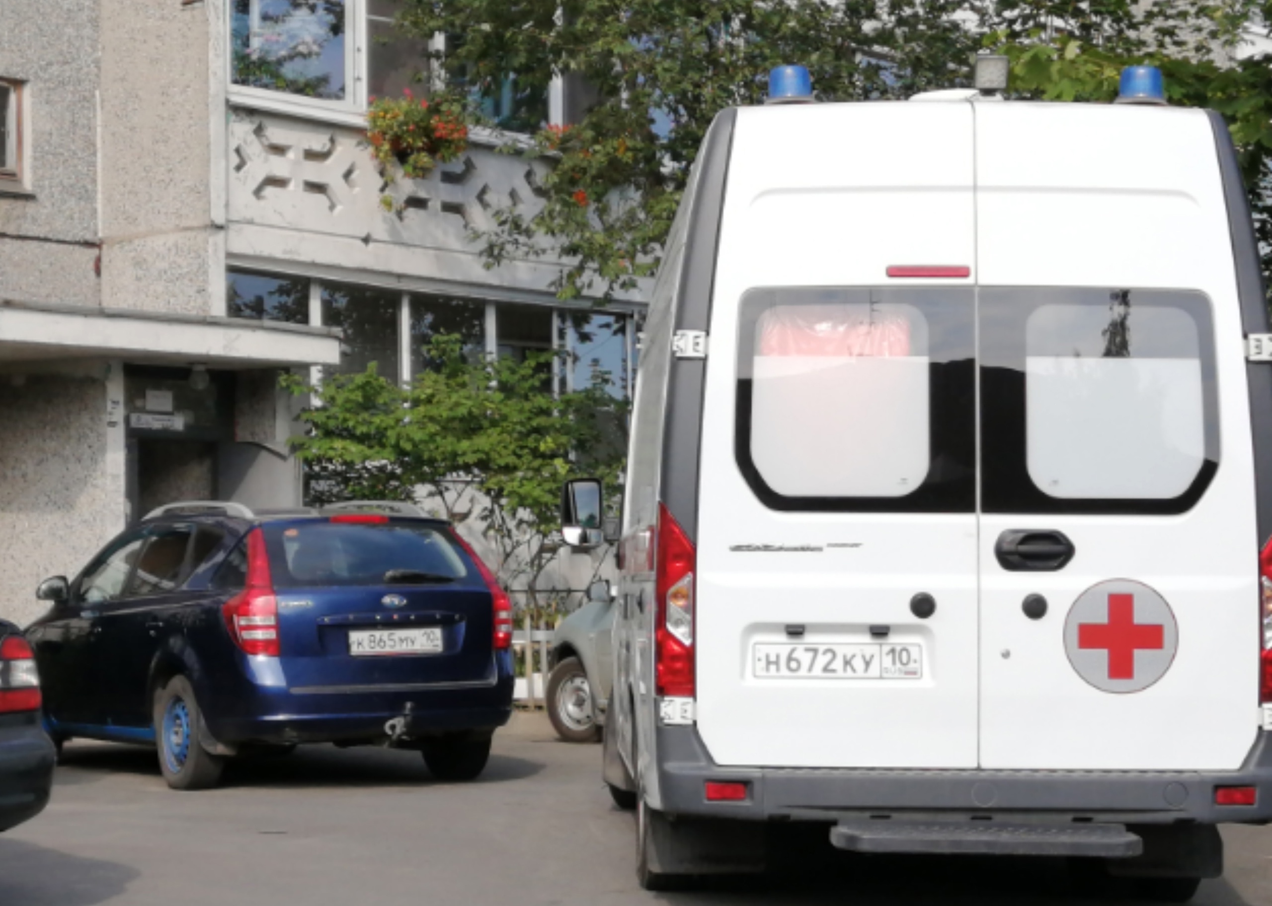Автомобили во дворе помешали скорой подъехать к дому в Петрозаводске