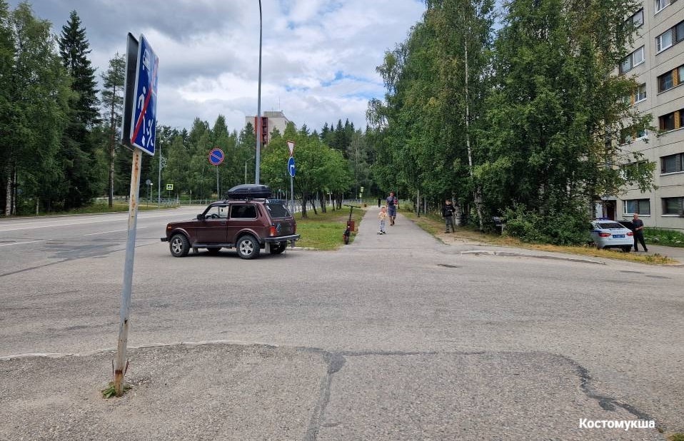 Молодую женщину сбили во дворе в городе горняков Карелии