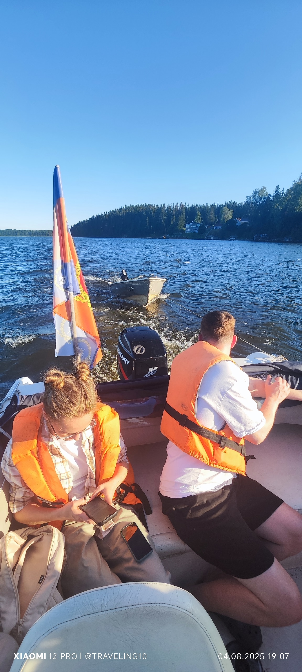 Спасатели-общественники вызволили двоих со сломанной затапливаемой лодки в одном из заливов Карелии