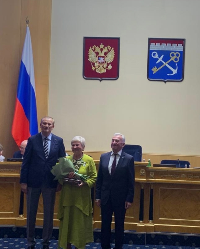 Награда за 35 лет музейной службы: сотрудницу «Корелы» отметили на областном уровне