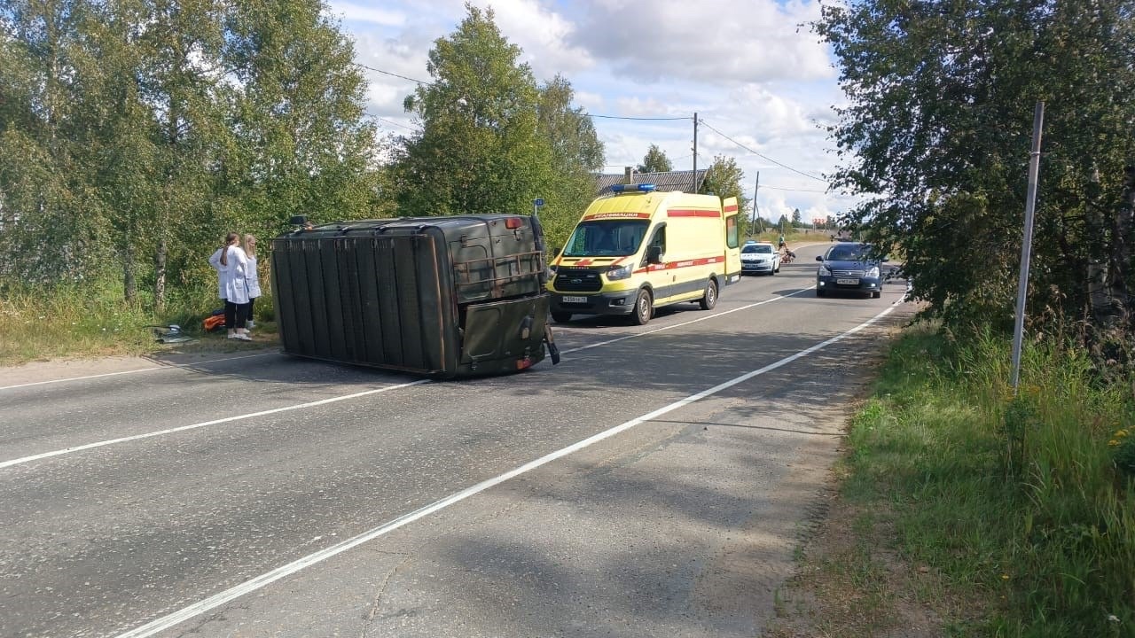 «Буханка» на боку перекрыла проезд на юге Карелии, пострадавшего госпитализировали